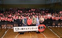 大勢の生徒を背に笑顔の（左から）森愁斗、吉川愛、板垣李光人、綱啓永、ＭＯＭＯＮＡ、西山智樹（撮影・開出牧）