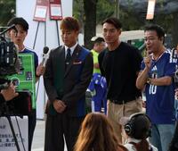 ２０日、チュニジア戦を前にスタジアム前で生中継を行った（右から）中山秀征、槙野智章氏、柿谷曜一朗氏＝モンテレイ