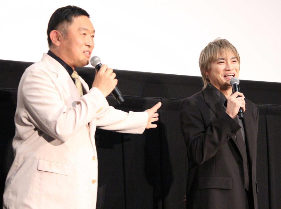 　舞台あいさつに登壇した内藤剛志（左）と二階堂高嗣