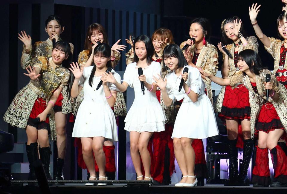 お披露目された新メンバーの（前列左から２人目から）安田美結、鈴木もあ、石川華望を囲んでポーズをとるモーニング娘。’２６（撮影・石井剣太郎）