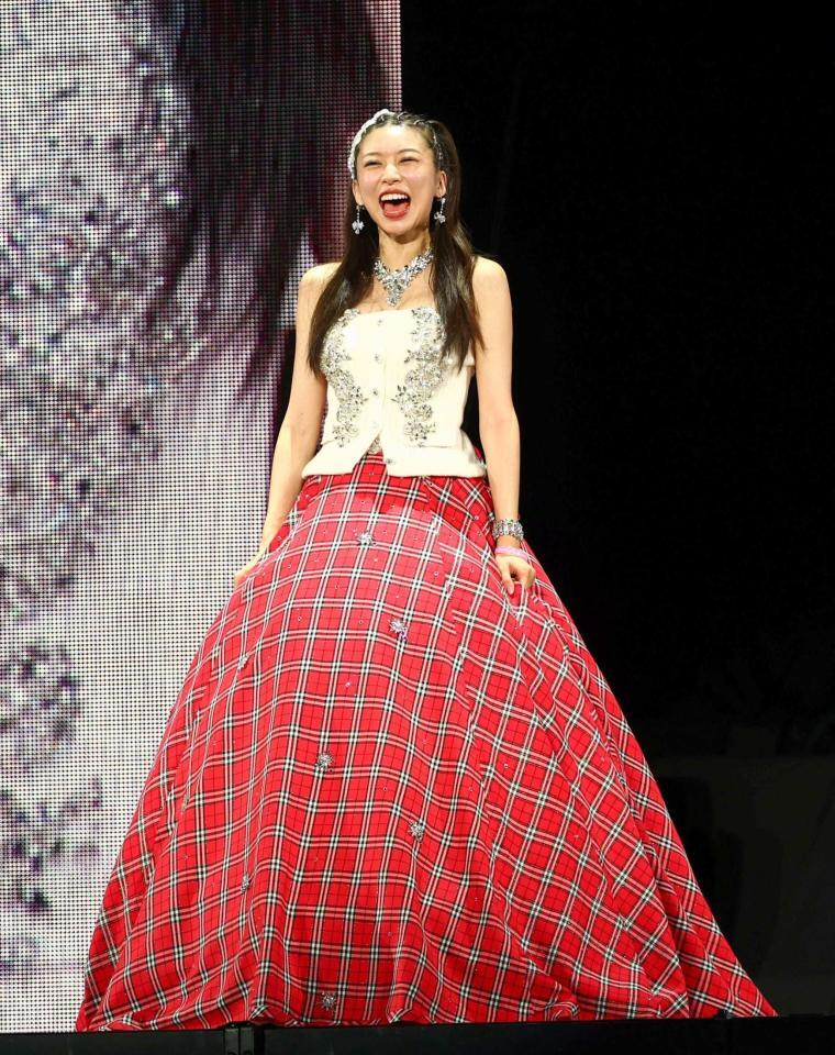 　コンサートの最後にファンへの感謝の言葉を叫ぶ牧野真莉愛（撮影・石井剣太郎）