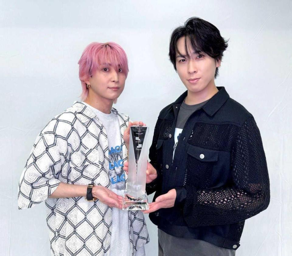 トロフィーを手にするＳｎｏｗ　Ｍａｎの佐久間大介（左）と宮舘涼太