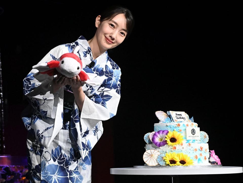 誕生日サプライズのケーキと金魚のぬいぐるみに感激の波瑠＝東京・アートアクアリウム美術館　ＧＩＮＺＡ（開出牧）