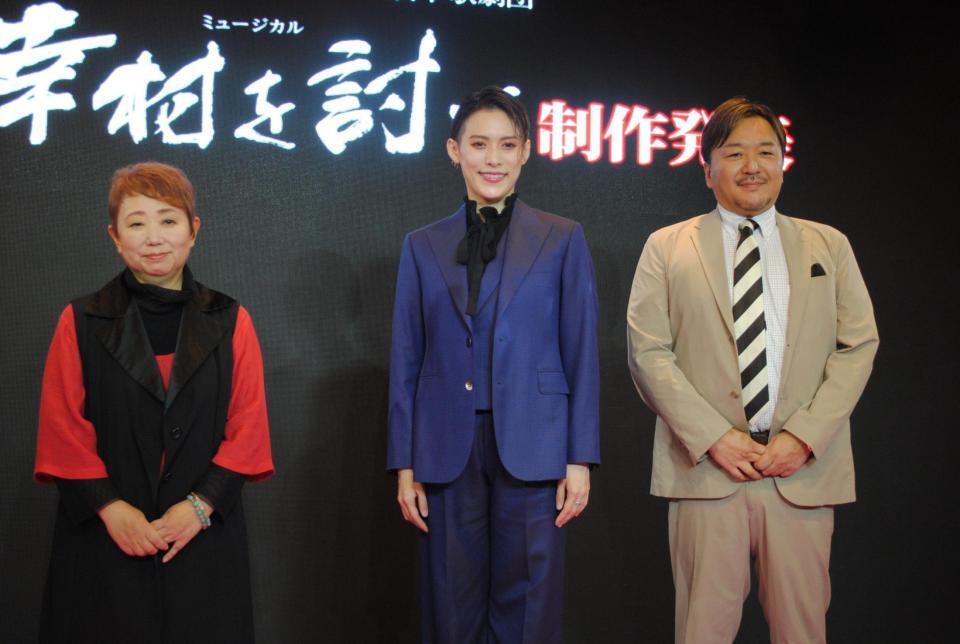 （左から）演出・脚本の北林佐和子氏、翼和希、原作の今村翔吾氏