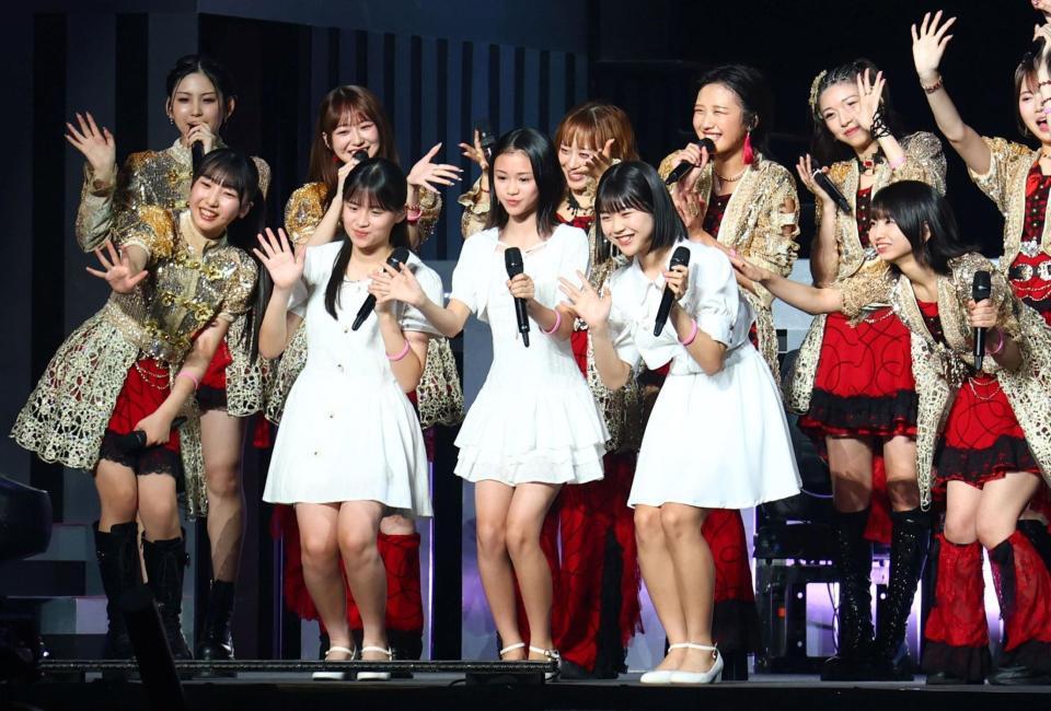 お披露目された新メンバーの（前列左２人目から）安田美結、鈴木もあ、石川華望（撮影・石井剣太郎）