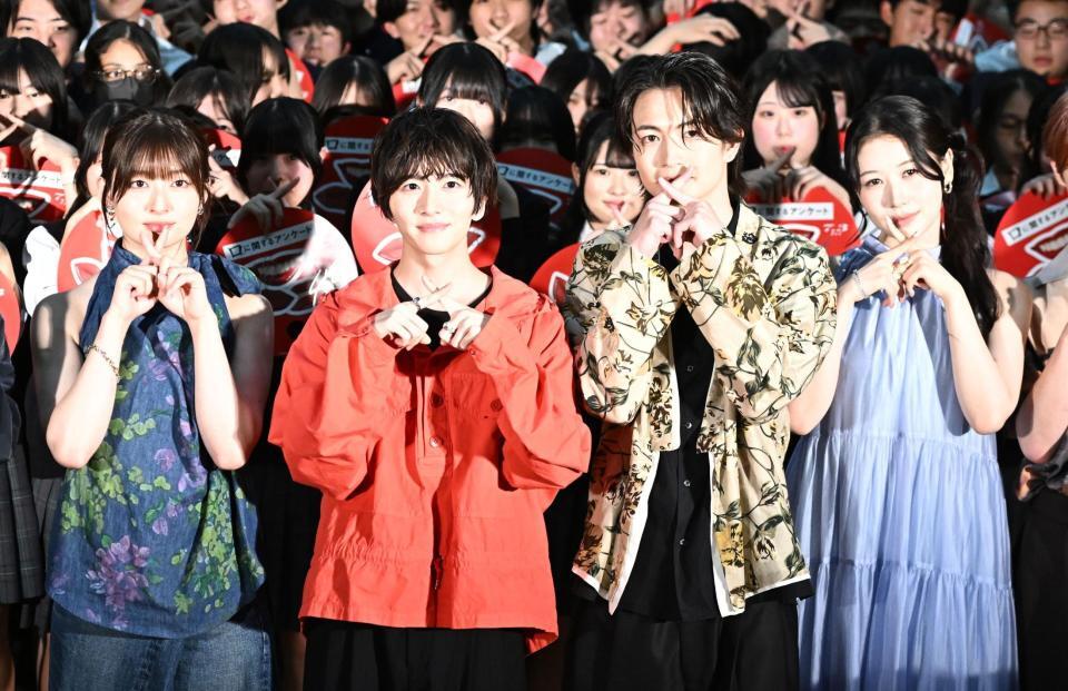 生徒を背にポーズを決める（左から）吉川愛、板垣李光人、綱啓永、ＭＯＭＯＮＡ（撮影・開出牧）