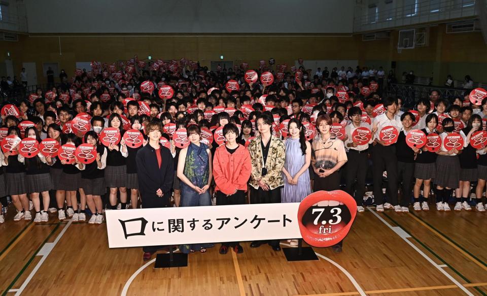 大勢の生徒を背に笑顔の（左から）森愁斗、吉川愛、板垣李光人、綱啓永、ＭＯＭＯＮＡ、西山智樹（撮影・開出牧）