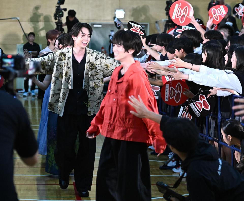 サプライズ登場し大興奮の生徒たちとタッチを交わす綱啓永。手前は板垣李光人（撮影・開出牧）