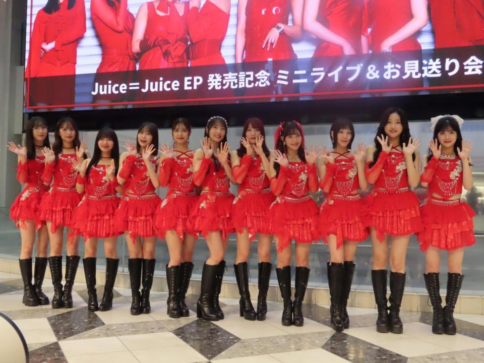 Ｊｕｉｃｅ＝Ｊｕｉｃｅの（左から）林仁愛、石山咲良、有澤一華、工藤由愛、井上玲音、段原瑠々、松永里愛、入江里咲、江端妃咲、遠藤彩加里、川嶋美楓