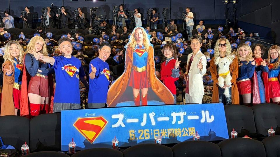 一斉に「ごいごいすー」を披露した（左３人目から）ダイアン・ユースケ、津田篤宏、永瀬アンナ、武内駿輔