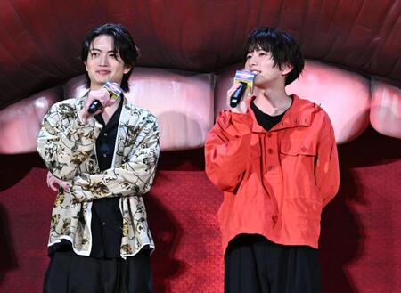 サプライズイベントでトークをする綱啓永（左）と板垣李光人＝東京・中央学院大学中央高校（撮影・開出牧）
