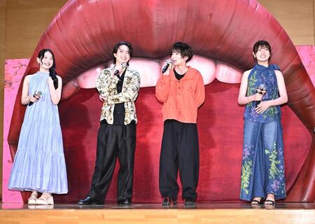 サプライズイベントでトークをする（左から）ＭＯＭＯＮＡ、綱啓永、板垣李光人、吉川愛（撮影・開出牧）