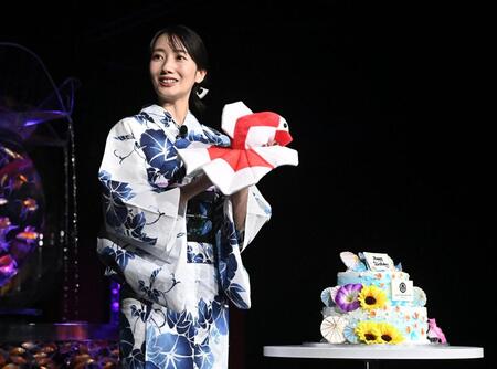 誕生日サプライズのケーキと金魚のぬいぐるみに感激の波瑠＝東京・アートアクアリウム美術館　ＧＩＮＺＡ（開出牧）