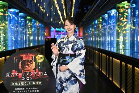 金魚の回廊でほほ笑む波瑠（撮影・開出牧）