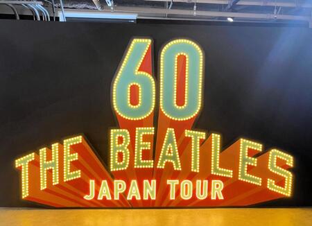 ザ・ビートルズ来日60周年記念ロゴをあしらった装飾