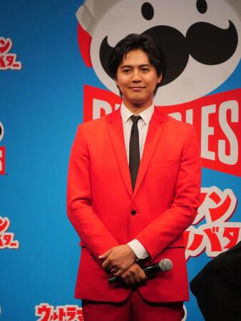 赤のスーツで登場した片寄涼太