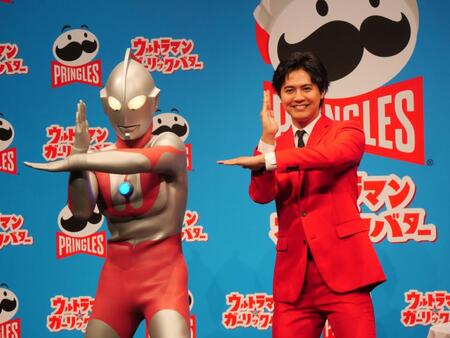 ウルトラマン（左）とポーズを決める片寄涼太