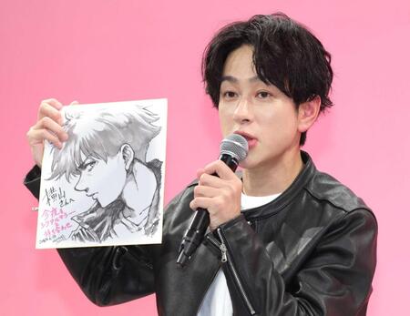 キャラクターのイラストを手にするＳＵＰＥＲ　ＥＩＧＨＴの横山裕（撮影・西岡正）　