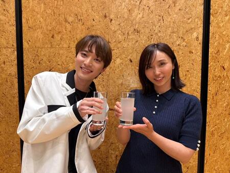 デュエット曲「ふたりはレモンサワー」をリリースした吉木りさ（右）と青山新