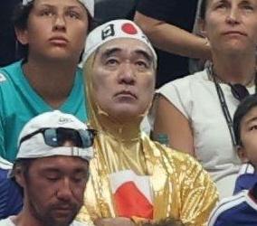 スウェーデン戦を観戦する江頭２：５０（撮影・中田匡峻）