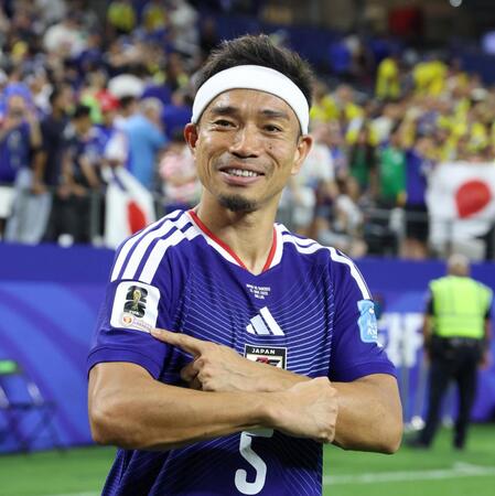 レガシーパッチを見せる長友（撮影・中田匡峻）