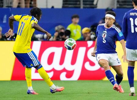 試合終了間際、競り合う長友（右）＝共同