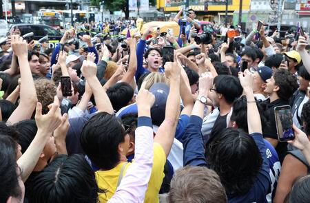 日本が１次Ｌ突破を決め、路上で盛り上がる人々（撮影・伊藤笙子）