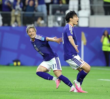 後半、先制ゴールを決め駆け出す前田。右は上田（撮影・中田匡峻）