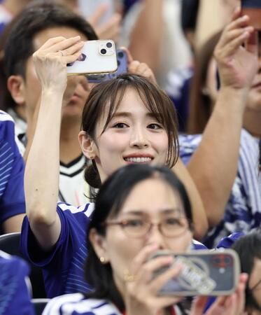 観戦する泉里香（撮影・中田匡峻）