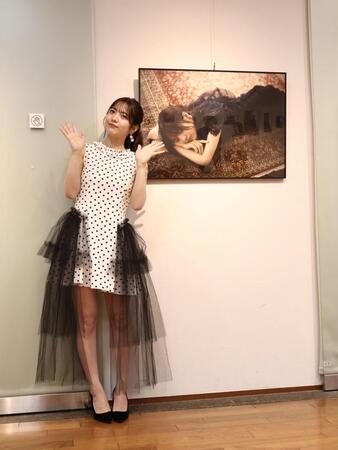 写真展「Ｂｒｉｌｌｉａｎｃｅ」取材会でお気に入りの写真を前にポーズをとる黒嵜菜々子