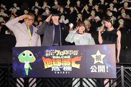敬礼ポーズを決める（左から）福田雄一監督、ジェシー、渡辺久美子、あの（撮影・西岡正）