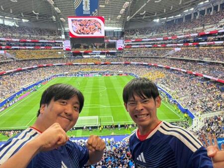 日本の試合を現地観戦したカカロニの栗谷（左）とすがや（すがやのＸ＠ｓｕｇａｙａｚｉｎｈｏより）