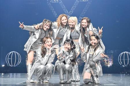 日本武道館のステージで笑顔を浮かべたＧｉｒｌｓ²の（前列左から）隅谷百花、菱田未渚美、増田來亜（後列同）小田柚葉、小川桜花、鶴屋美咲、山口綺羅（撮影・高田梓