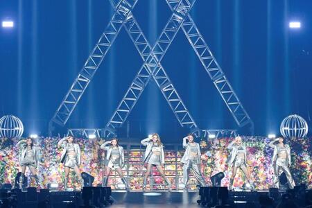 日本武道館のステージに登場したＧｉｒｌｓ²の（左から）増田來亜、小田柚葉、山口綺羅、小川桜花、隅谷百花、鶴屋美咲、菱田未渚美（撮影・高田梓）