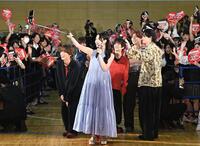 サプライズ登場し大勢の生徒をバックに自撮りをする（左から）森愁斗、吉川愛、ＭＯＭＯＮＡ、板垣李光人、西山智樹、綱啓永（撮影・開出牧）