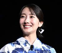 イベントで笑顔をふりまく波瑠（開出牧）