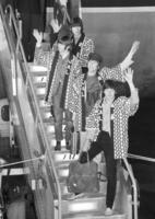 羽田空港に到着し、タラップからファンに手を振るビートルズ＝１９６６年６月　