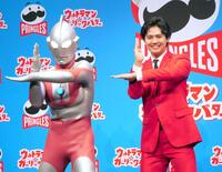 ウルトラマン（左）とポーズを決める片寄涼太