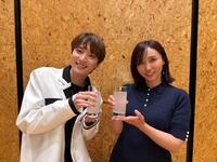 デュエット曲「ふたりはレモンサワー」をリリースした吉木りさ（右）と青山新