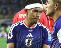 試合後、サポーターにあいさつする長友の右袖にはレガシーバッチが輝いていた