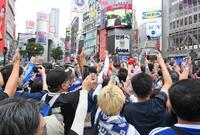 日本が１次Ｌ突破を決め、路上で盛り上がる人々（撮影・伊藤笙子）