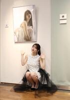 写真展「Ｂｒｉｌｌｉａｎｃｅ」取材会でお気に入りの写真を前にポーズをとる黒嵜菜々子