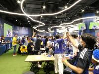 サッカー日本代表が先制点を入れ盛り上がるパブリックビューイング会場