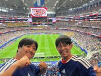日本の試合を現地観戦したカカロニの栗谷（左）とすがや（すがやのＸ＠ｓｕｇａｙａｚｉｎｈｏより）