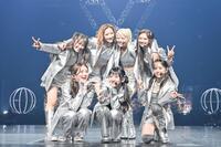 日本武道館のステージで笑顔を浮かべたＧｉｒｌｓ²の（前列左から）隅谷百花、菱田未渚美、増田來亜（後列同）小田柚葉、小川桜花、鶴屋美咲、山口綺羅（撮影・高田梓