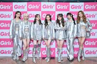 本番前に笑顔を見せたＧｉｒｌｓ²　の（左から）隅谷百花、鶴屋美咲、増田來亜、山口綺羅、小田柚葉、菱田未渚美、小川桜花（撮影・高田梓）