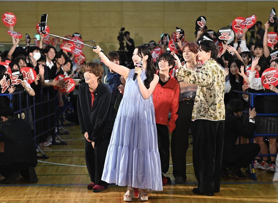 サプライズ登場し大勢の生徒をバックに自撮りをする（左から）森愁斗、吉川愛、ＭＯＭＯＮＡ、板垣李光人、西山智樹、綱啓永（撮影・開出牧）