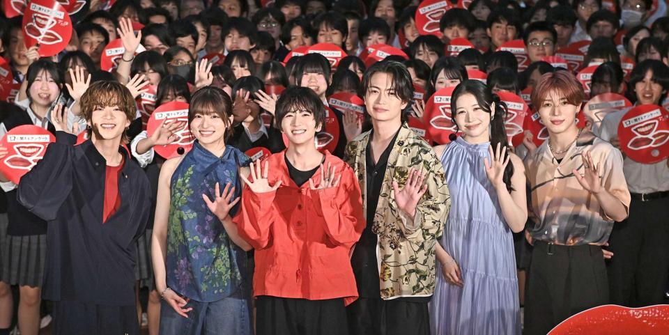 生徒たちと手を振る（左から）森愁斗、吉川愛、板垣李光人、綱啓永、ＭＯＭＯＮＡ、西山智樹
