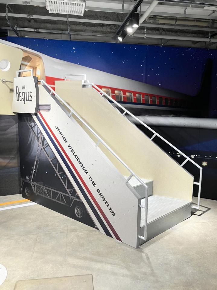ザ・ビートルズが来日した際の日航機のタラップを再現したスポット