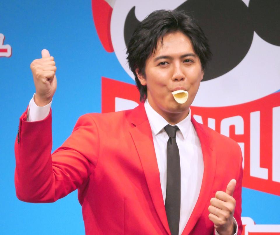 プリングルズを２枚重ねてダックリップを披露した片寄涼太